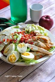Light Caesar Salad Avec Avocats Grenade Pomme Et Sauce Yaourt Coriandre Citron Vert Salade Caesar Salade Plat
