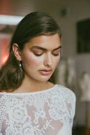 Natural look with a nude and bold lip