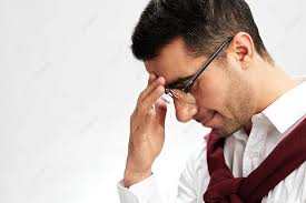 Pria Percaya Diri Berkacamata Berpose Untuk Emosi Bisnis Dan Kantor Foto  Latar belakang Dan Gambar Untuk Download Gratis