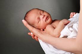 Mit diesem geburtsterminrechner können sie den voraussichtlichen termin der geburt leicht selbst ermitteln: Video Baby Kommt Mit Spirale In Der Hand Zur Welt Brigitte De