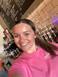 ✨Meet 'Em Monday: Alli Peterson✨ Say hey to Alli! She's heading into her  sophomore year at Missouri State University, where she's majoring in  Marketing Management with a minor in Communications. 📚 On