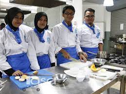 Program ini menyediakan pelajar untuk memasuki pelbagai jenis kerjaya bakeri dan pastri, contohnya sebagai chef dessert di. 10 Institusi Pengajian Ini Tawarkan Program Kulinari Yang Mana Menarik Minat