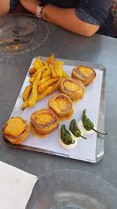 Frescas ensaladas, humus y guacamole aligeran el comienzo. Restaurante Horno San Luis En Cordoba