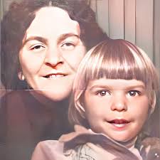 Grosse pensée pour notre grand ami Serge Richard aujourd'hui qui célèbre le  coeur lourd l'anniversaire de sa maman, la belle Odette, disparue depuis  1990. On pense à vous deux Serge. ❤️