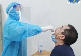 Hà nội đã mời nhóm chuyên gia hàn quốc thiết kế 10 trạm xét nghiệm dã chiến theo tiêu chuẩn của trước mắt hà nội thuê 10 trạm này với giá từ 6 đến 7 triệu đồng/tháng để phục vụ việc lấy mẫu xét. Nam Thanh Nien Nghi Máº¯c Covid 19 á»Ÿ Ha Ná»™i Ä'a Am Tinh