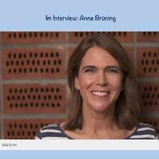 Wir freuen uns sehr, für unsere neuen Hebammen-Kongresse „Die Bedeutung von  Schutz und Pflege in den ersten 1.000 Tagen“ und #HEBAKON eine besondere  Moderatorin gewinnen zu können, die viele von den HR