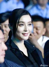 Bỗng xuất hiện với gương mặt phúng phính bất thường, Phạm Băng Băng vẫn phủ  sóng MXH vì...