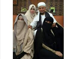 Istri pertama ustaz arifin ilham, yuni djamaluddin, berfoto dengan sang suami serta dua istri lainnya. Bersama 3 Istri Kh M Arifin Ilham Beberkan 10 Jurus Ampuh Keluarga Sakinah Satu Indonesia