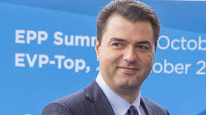 Lulzim Basha nis komunikimin me të rinjtë në instagram: Cili është vendimi  që do merrnit për të përmirësuar Shqipërinë