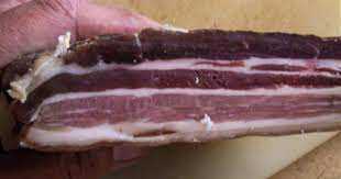 pin em prato de carne