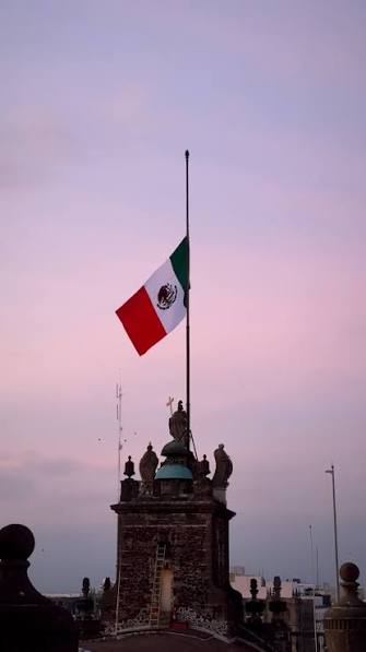 Este 19 de septiembre, en punto de las 6:00 a.m., la bandera de la Catedral  se izó a media asta en memoria de las víctimas de los sismos de 1985 y  2017. Un acto de respeto, oración y esperanza que nos ...