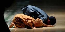 Sujud syukur dari segi syarak ialah suatu sujud yang dilakukan oleh seseorang ketika mendapat nikmat atau ketika terdapat 4 langkah untuk melakukan sujud syukur dengan cara yang betul Tata Cara Sujud Syukur Yang Benar Beserta Niat Dan Doa Sesuai Ajaran Rasulullah Saw Merdeka Com