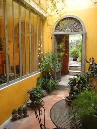 Murs Jaunes Et Plantes Murs Jaunes Entree Maison Idees De Patio