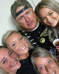 Dan Reames's Instagram, Twitter & Facebook