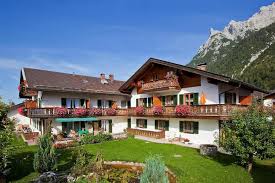El haus zum geigenbauer está situado en mittenwald, a 48 km de tegernsee, y cuenta con jardín y conexión wifi gratuita. Mittenwald Ferien Mittenwald Viamichelin Informationen Und Online Buchungen