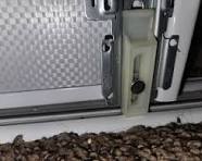 Cómo se sacan este tipo de puertas corredizas de closet? Las ...