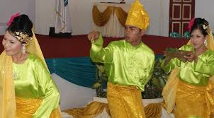 Berbagi pengetahuan tentang adat istiadat perkawinan tradisional bangsa melayu di kepulauan riau yang dipublikasikan oleh lembaga adat melayu kota tanjungpinang, dan beberapa sumber lainnya sebagai bahan tambahan pada slide ini. Cecah Inai Tradisi Anambas Yang Lestari Balai Pelestarian Nilai Budaya Kepulauan Riau