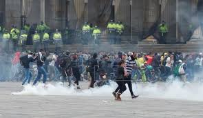 Desde las 8:00 pm en medio de las manifestaciones y cacerolazos registrados en la capital. Bogota Vive Una Jornada De Caos Que Termina Con Toque De Queda Y Cacerolazos Sociedad Edicion America Agencia Efe