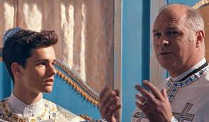 Unde incearca încearca sa se adapteze mediului, dar în cele din urma isi da seama ca este un sistem corupt si abuziv. Im Schatten Der Seraphim Film Kritik Trailer Filmdienst