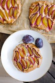 Gesunde Mini Galettes Mit Zwetschgen Und Dinkel Vollkornmehl Rezept Lebensmittel Essen Dinkel Kuchen Zwetschgen