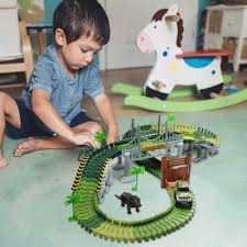 Tante idee di giochi e attività adatte a bambini di 4 anni cose per crescere > giochi per bambini di 4 anni gioco della danza del serpente il gioco della danza del serpente è un gioco adatto ai bambini più piccoli e da fare preferibilmente gioco da fare all'aperto (o in uno spazio ampio) e che si può proporre ad una festa di compleanno. 13 Giochi Sui Dinosauri Per Bambini I Migliori Di Sempre Dinosauri 360