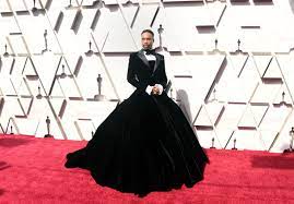 Billy porter made yet another stylishly grand entrance at the 2020 oscars. Billy Porter Wears Christian Siriano Tuxedo Gown To Oscars 2019