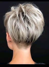 Lekkie upięcia wzbogać ozdobnymi, oryginalnymi spinkami. Krotkie Fryzury 2021 Damskie Fryzury Krotkie Damskie Wygolone Boki Fryzury Krotkie 2020