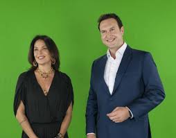 Apresentado por eduardo ribeiro e carolina ferraz, este formato de sucesso apresenta conteúdos relevantes e atuais sobre os mais variados segmentos, incluindo notícias do brasil e do mundo. Domingo Espetacular Exibe Especial Para Comemorar Os 67 Anos Da Record Tv Bastidores O Planeta Tv