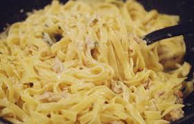 Se pune la fiert o oală mare cu apă cu sare, în care se fierb pastele conform instrucţiunilor de pe ambalaj. Paste Cu Ton Si Parmezan ReÈ›ete Papa Bun