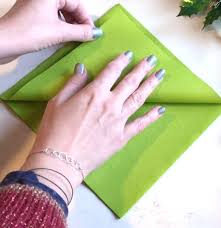 Pour sublimer votre table, voici le pliage en forme de palmier. Pliage Serviette En Forme De Sapin De Noel
