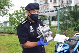 Balu kepada penghantar makanan, allahyarham mohamed zaili mohamed yang maut dilanggar pemandu yang dipercayai mabuk membuat satu laporan polis berhubung siasatan ke atas kematian suaminya. Geng Dek Wan Curi Motosikal Kandas Utusan Digital