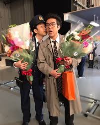 画像に含まれている可能性があるもの 1人以上 立ってる 複数の人 花 hats hard hat fashion