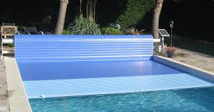 Ils sont plus discrets que les barrières ou les abris. Volet Roulant Piscine La Couverture Automatique Discrete Azenco