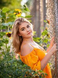 Meet Annika Playground Garden Senior Portraits In Denver Merritt Portrait Studio Portrait Senior Portraits Urban Senior Pictures