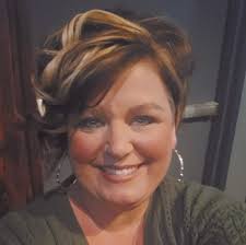 Hello everyone! I was just wondering if anyone knows of any photographers  or has any recommendations for graduation photos 😁