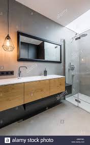 Hier sind ja schon einige materialien genannt worden , die sich als küchenarbeitsplatte eigenen würden. Graue Badezimmer Mit Begehbarer Dusche Und Arbeitsplatte Becken Stockfotografie Alamy
