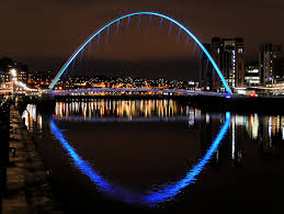 The gateshead millennium bridge is a pedestrian and cyclist tilt bridge spanning the river tyne between the gateshead arts quarter on the south bank and the quayside of newcastle upon tyne on the north bank. Die Gateshead Millennium Bridge Eine Kippbrucke Zwischen Newcastle Upon Tyne Und Gateshead Ingos England Blog