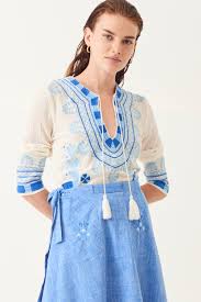 Un choix unique de blouse brodée disponible dans notre magasin. Fashion Reporting Business