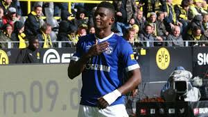 Breel embolo fifa 21 career mode рейтинги игрока. Erst Party Im Bus Dann Spontane Feier Mit Den Fans Fussball Schalke 04