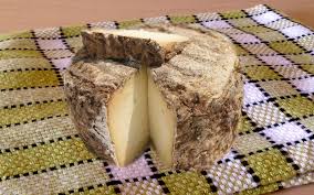 Fromage au lait de vache, le saint−nectaire a une pâte demi−ferme pressée non cuite, recouverte d'une croûte naturelle fleurie avec des tâches blanches, jaunes ou rouges selon le stade d'affinage. Fromages Et Acariens Les Fromages Aux Artisons Ou Artisous Dossier