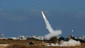 Un lanzador del sistema antimisiles israelí cúpula de hierro dispara un cohete interceptor en los territorios ocupados palestinos. Video Que Es Y Como Funciona La Cupula De Hierro De Israel Rt