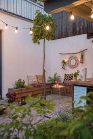 Diy Und Dekoideen Fur Die Garten Terrasse Mit Outdoor Kuche Im Boho Look Mit Upcycling Sitzbanken Aus Terrassenholz U Diy Terrasse Diy Gartenideen Nacht Garten