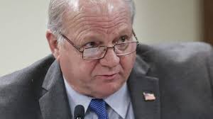 City waives residency requirement and renews city manager's contract