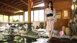 美谷朱里】ダンス歴13年のスタイル抜群お姉さんが岩風呂を満喫！芦安温泉の透明なお湯に漂う美肢体 | エッチな写真