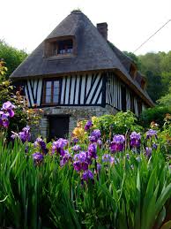 La Chaumiere Normande Un Patrimoine A Sauvegarder Dans L Eure Il Existe Une Route Des Chaumieres Creee Pa Maison Normande Chaumiere Maison De Conte De Fees