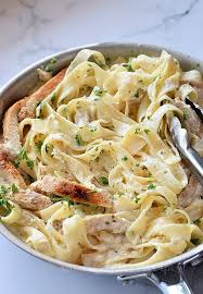 Learn How To Make The Best Quick And Easy Recipe Of Homemade Skillet Chicken Alfredo In 2020 Simple Chicken Alfredo Recipe Chicken Alfredo Recipes Chicken Alfredo Easy