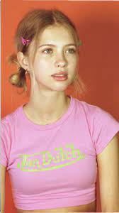 Fashionista Outfit In 2021 2000s Hairstyles 90s Hairstyles 2000s Fashion Trends