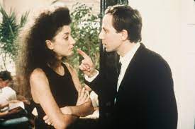 Au cœur de la nuit, elle se lève comme perturbée, sort dans la rue et entre dans un café où elle rencontre un dessinateur qui lui raconte que lors des nuits de la pleine lune, personne ne peut trouver le sommeil. Full Moon In Paris 1984
