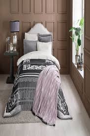 Yatak odanız ve banyonuz için tasarlanan uzun ömürlü ve zarif ürün çeşitliliğiyle elena bornoz seti, konforlu, gösterişli bir tercih olarak öne çıkıyor. Tac Elegance Cift Kisilik Nevresim Yatak Ortusu Ceyiz Seti Rosa Lila Fiyati Yorumlari Trendyol