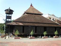 It dates to around the early 18th century. Kelantan State Masjid Kampung Laut Tumpat Merupakan Facebook